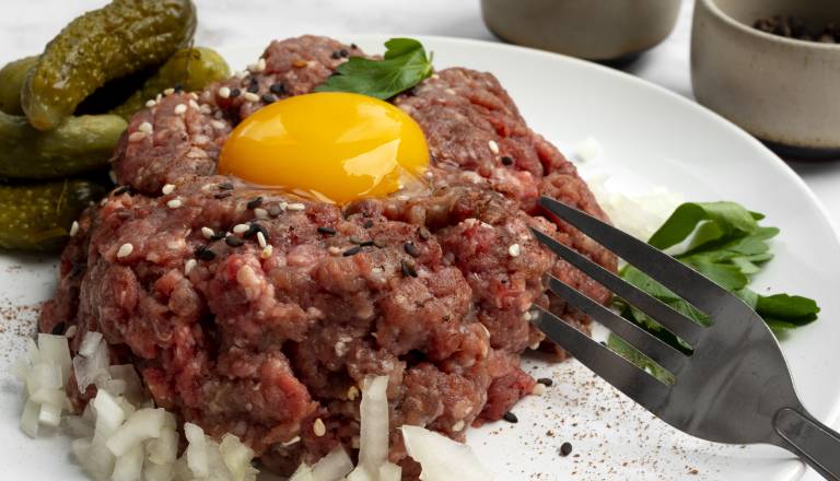 Potrošniki, pozor! Tatarski biftek odpoklican zaradi prisotnosti nevarne bakterije