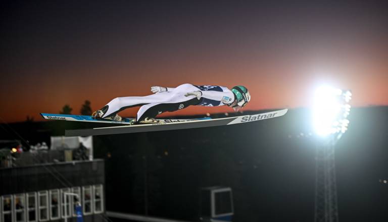 Domen Prevc po seriji zmag tokrat ustavljen tik pod vrhom, prehitel ga je Kobayashi 