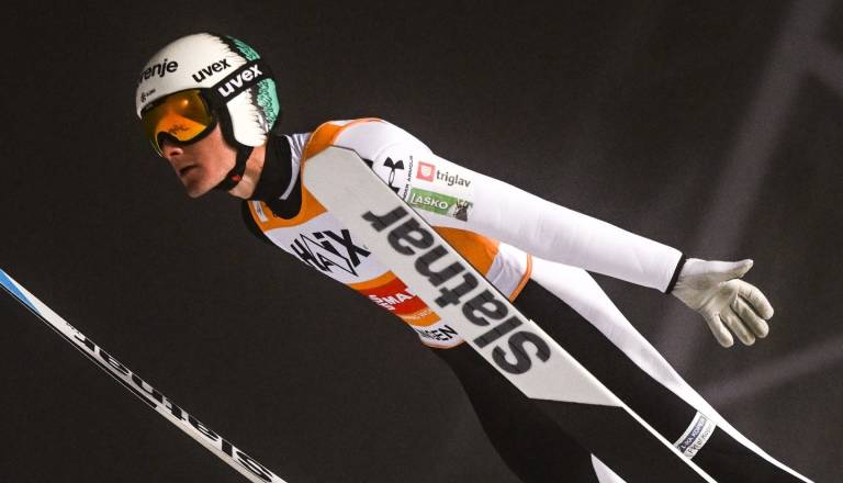Domen Prevc po petih zmagah drugi, v Engelbergu slavil Kobayashi