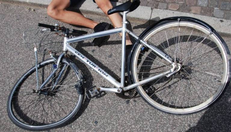 Voznik prevozil kolesarja na Latinskem trgu, ta se v UKC še bori za življenje