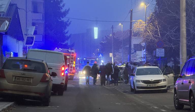 Zaradi adventnega venčka zagorelo v Mariboru, ena oseba v smrtni nevarnosti