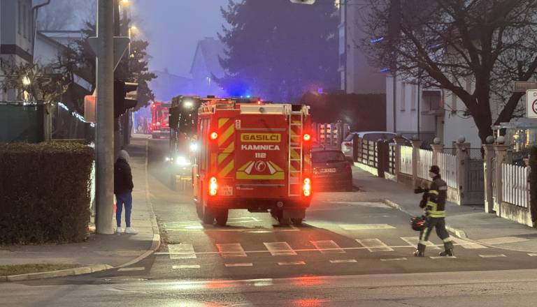 Požar v bloku na Kocetovi na Taboru: Ena oseba poškodovana, stanovalce evakuirali, ulica je zaprta
