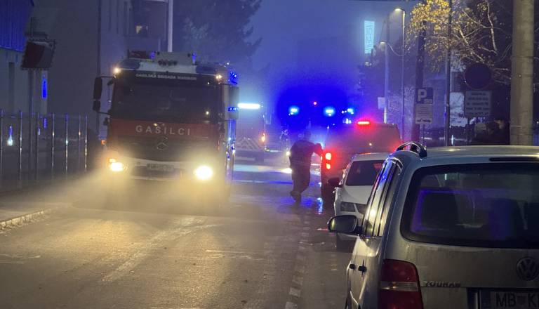 Adventni venček povzročil požar v Mariboru, ena oseba v smrtni nevarnosti