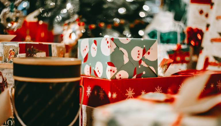 ANKETA: Kako globoko boste letos segli v žep za božična darila?