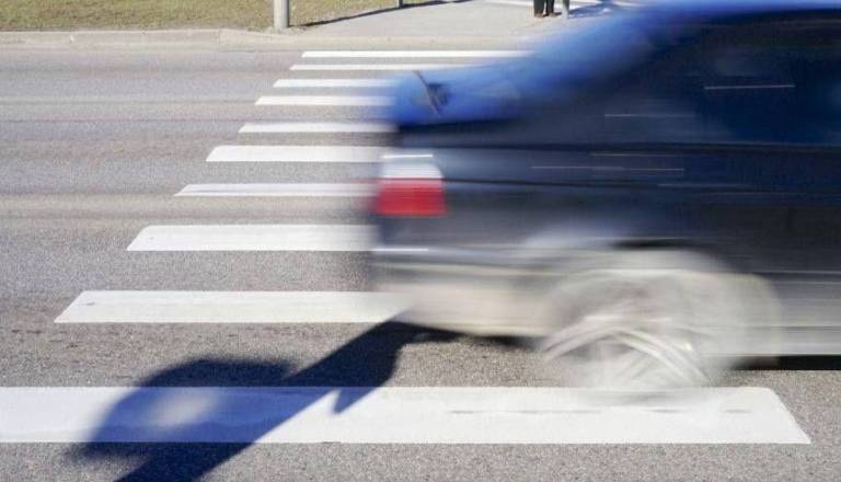 Policija išče voznika, ki je na prehodu trčil v otroka in odpeljal