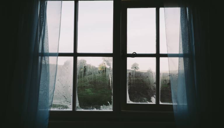 50-letnica med čiščenjem oken padla z lestve