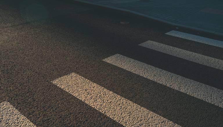 Na prehodu za pešce zadel otroka in odpeljal