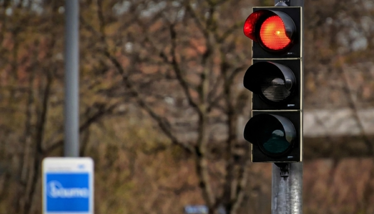 Mariborski vozniki izgubljajo živce pri rdečih lučeh: Bodo kdaj dočakali ''zeleni val''?