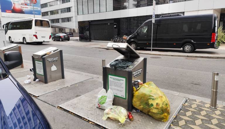 Smeti, smrad in zamašeni podzemni zbiralniki za smeti: Župan s prstom pokazal na krivce