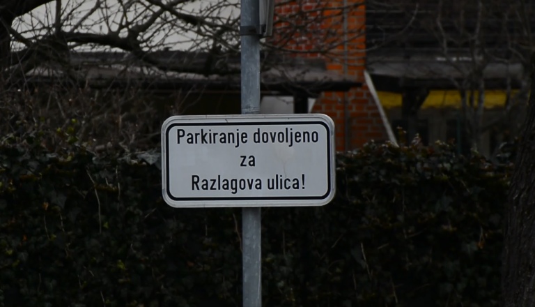 Večna težava v času Murinih tekem, občina: »Razumemo vaše ogorčenje glede parkiranja in posledično uničevanja okolja«
