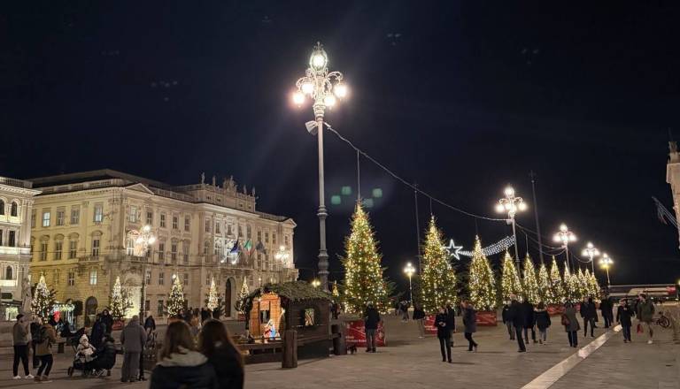 FOTO: Tudi letošnje praznike Slovenci 'romajo' v praznično obarvan Trst