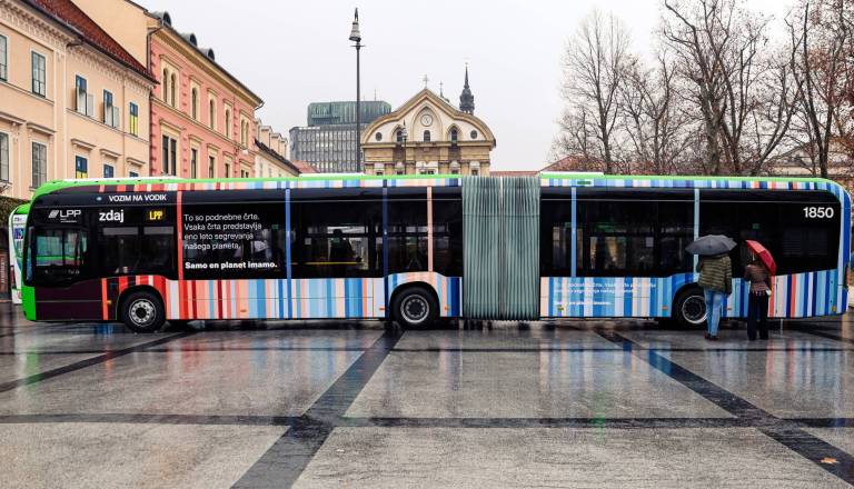 Novi vodikovi avtobusi polepljeni s sporočili: Zakaj Ljubljana javni prevoz spreminja v oglasni prostor in koliko zasluži?