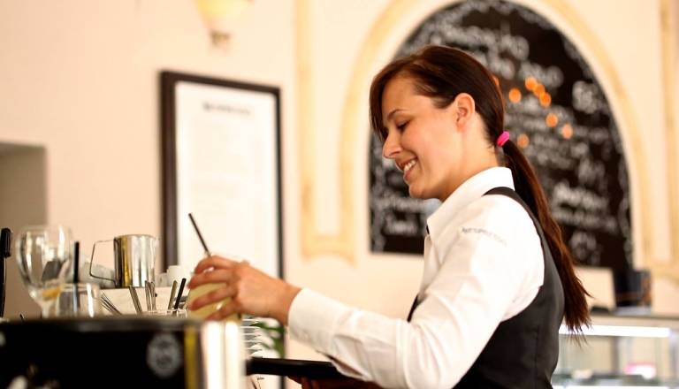 V Ljubljani hrane ne moreš več naročiti v slovenščini? Jezikovna bariera vse bolj moti domačine, pozivajo k prijavam na inšpektorat