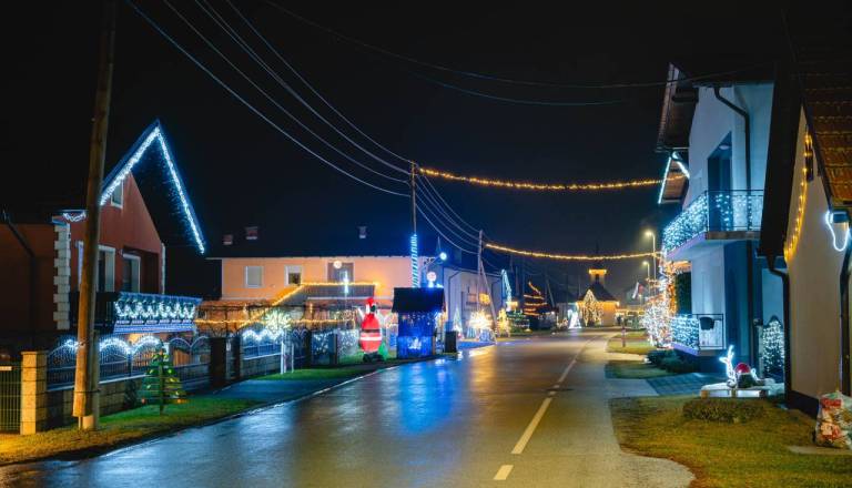 FOTO in VIDEO: Starošinci - vas, ki vsako leto zažari: Vaščani s skupnimi močmi ustvarijo pravljico