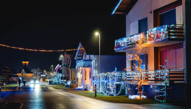 FOTO in VIDEO: Tako je videti letošnja praznična okrasitev v Starošincih
