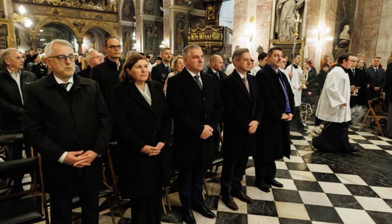 Na maši za domovino prisoten tudi premier, Zore opozoril na demografsko zimo in govoril o pravici do splava