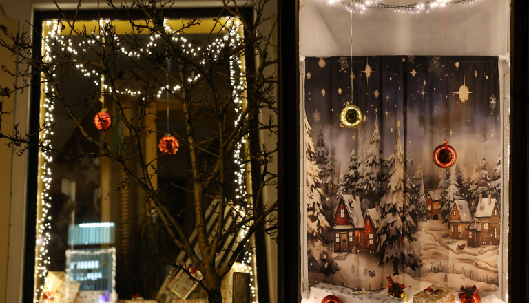 FOTO: Staro mestno jedro zažarelo z 23 praznično okrašenimi izložbami