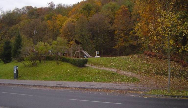 Brez garaže pod zelenico v Šiški, Mestna občina Ljubljana in država vsak na svoji strani