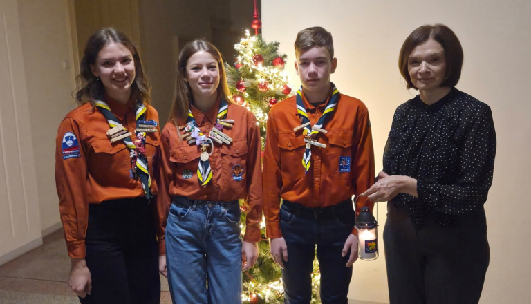 Občina Črenšovci in županja delili sporočilo Luči miru 