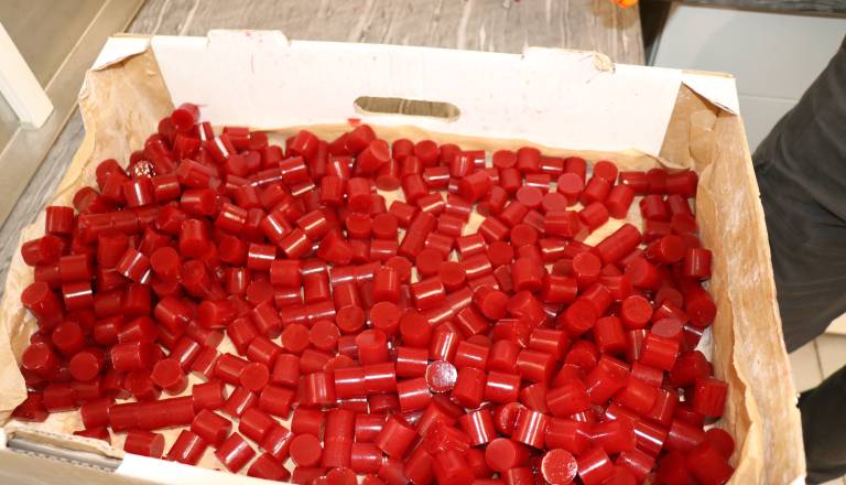 FOTO: Kriminalisti razkrili prodajo čokolade in bonbonov z vsebnostjo konoplje 