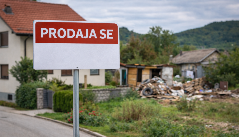 Nepremičninski trg na Dolenjskem: »Kupci najprej preverijo oddaljenost od romskih naselij«