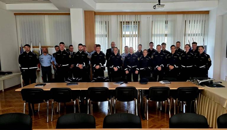 Ko uniformo za hip zamenja glasba: gorenjski policist s praznično pesmijo