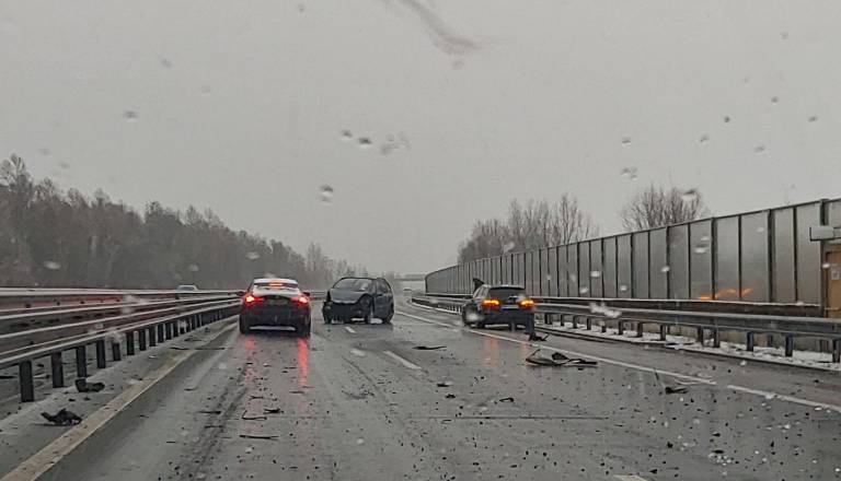 Počilo na avtocesti. Zaprt vozni pas proti Mariboru