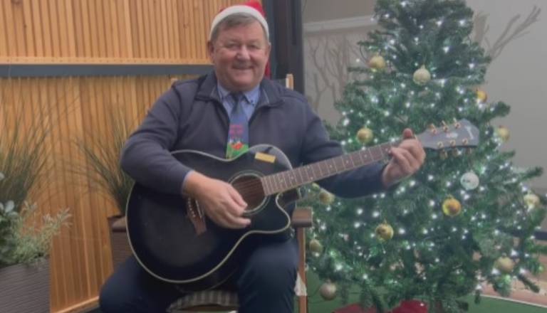 VIDEO: Minister Jevšek s kitaro zapel božično voščilo