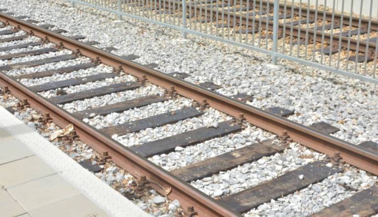 Tragedija v Zidanem Mostu: Vlak do smrti povozil kolesarja