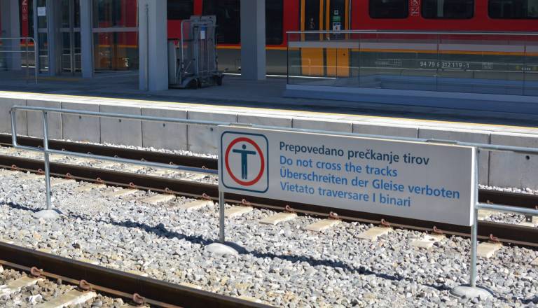 Tragedija: Vlak do smrti povozil kolesarja