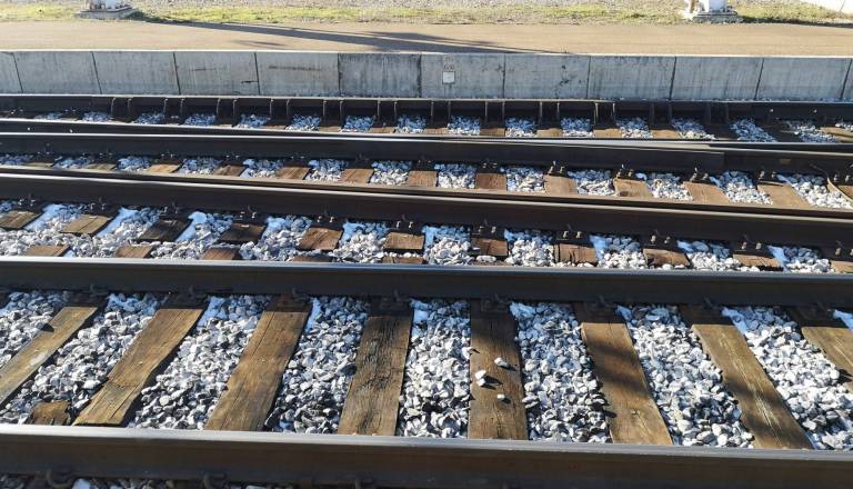 Tragedija v Zidanem Mostu: Vlak do smrti povozil kolesarja