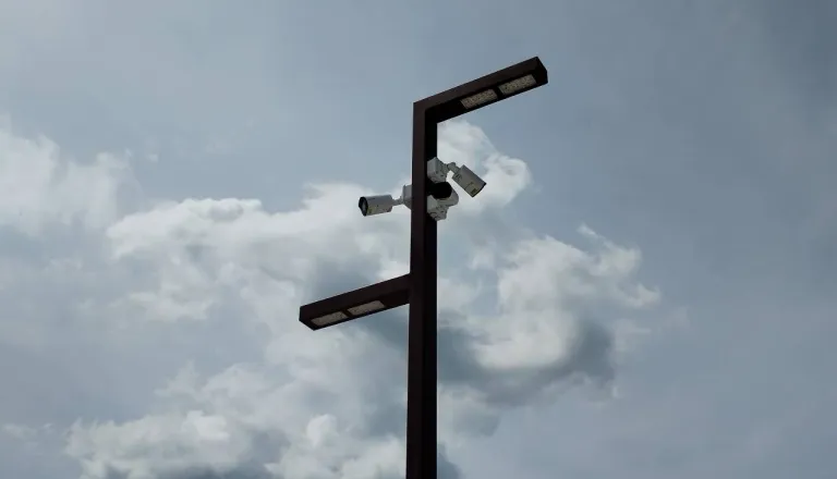 Veste, koliko kamer vas spremlja med sprehodom po Mariboru?