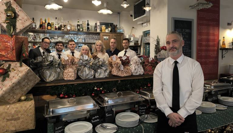 FOTO in VIDEO: Amirjeva ekipa v nizkem startu, dobrodelna večerja za več kot 200 mariborskih gostov je pripravljena