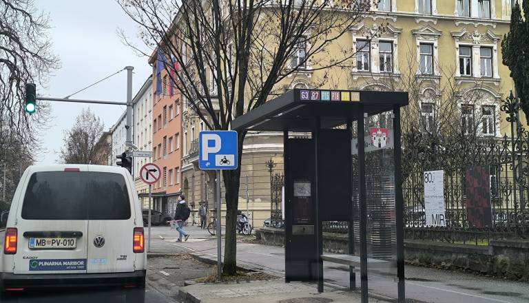 ANKETA: Kaj menite o novih »zelenih« nadstrešnicah v Mariboru?