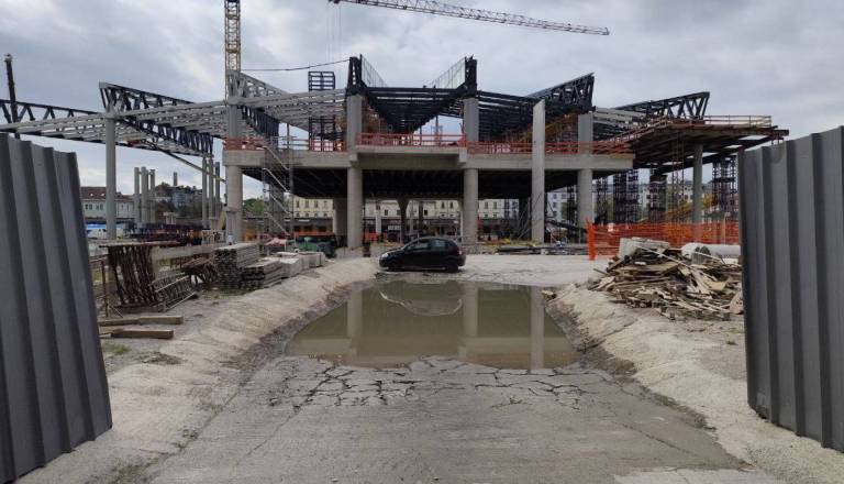 Se bo gradnja nove avtobusne postaje zavlekla? Alpe Adria Green toži državo zaradi gradbenega dovoljenja za novo avtobusno postajo