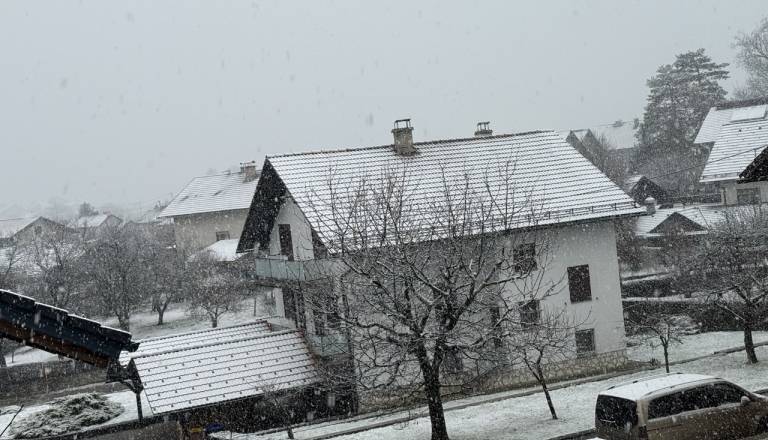 Sneženje se stopnjuje