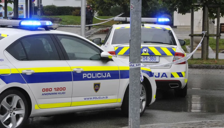 Vlom v trgovino na Štajerskem: Storilec ukradel več kosov orožja in trezor z gotovino