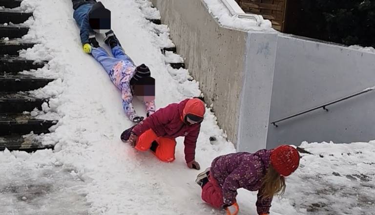 FOTO: Mariborski 'atiji' ob Dravi uredili mini skakalnico za otroke