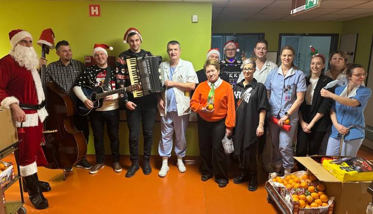 Božični obisk, ki je prinesel toplino in razveselil bolnike v soboški bolnišnici