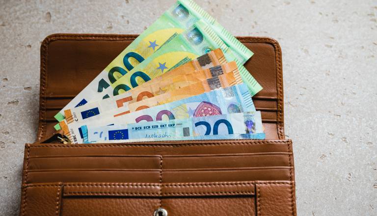 Šef zahteval, da mu zaposleni božičnico vrnejo v gotovini, sicer bi jo odbil od plače