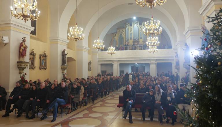 FOTO in VIDEO: Utrinki s polnočnice v Beltincih 