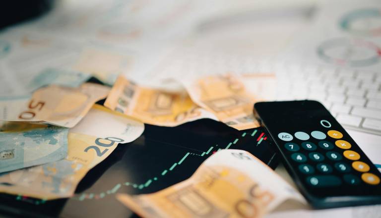 Šef zahteval vrnitev božičnice v gotovini, v drugem primeru bi božičnico odbil od plače