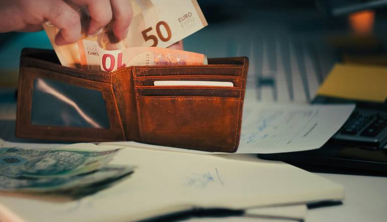 Ko šef zahteva vrnitev božičnice v gotovini ... Delavska svetovalnica razlaga, kaj narediti