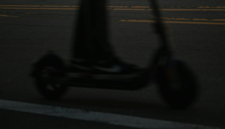 Huda nesreča v Mariboru: Voznica e-skiroja padla in se hudo poškodovala