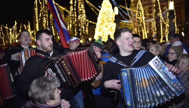 FOTO in VIDEO: Na Prešernovem trgu odmevala slovenska glasba, harmonikarji poslali jasno sporočilo