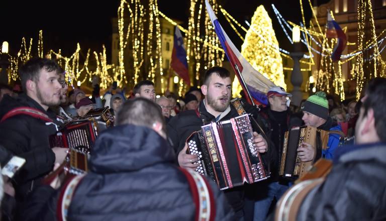 FOTO in VIDEO: V središču Ljubljane odmevala slovenska glasba, harmonikarji poslali jasno sporočilo