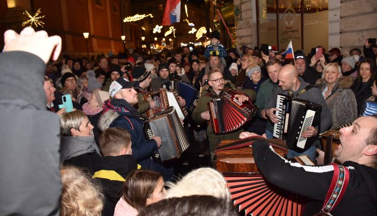 FOTO in VIDEO: Harmonikarji zavzeli središče prestolnice, poslali jasno sporočilo
