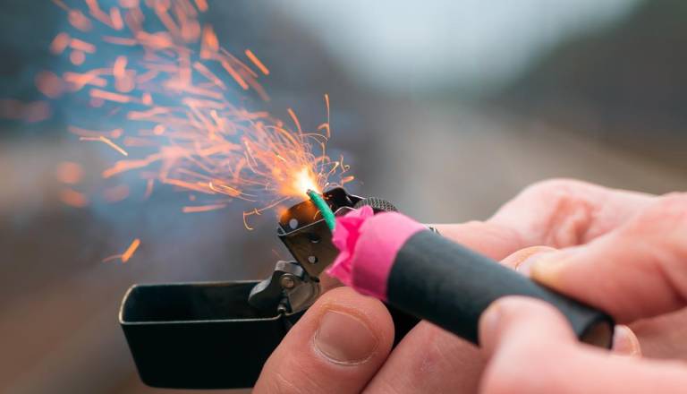 Petarda pristala med skupino mladoletnikov