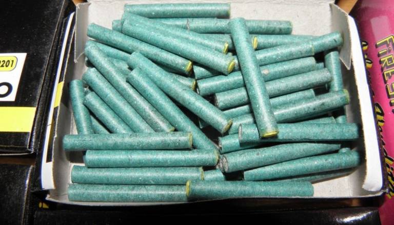 12- in 13-letnika metala petarde, ena končala med mladoletniki