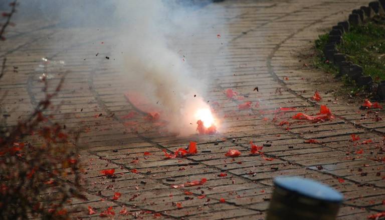 12- in 13-letna otroka metala petarde, eden jo je vrgel med skupino mladoletnikov